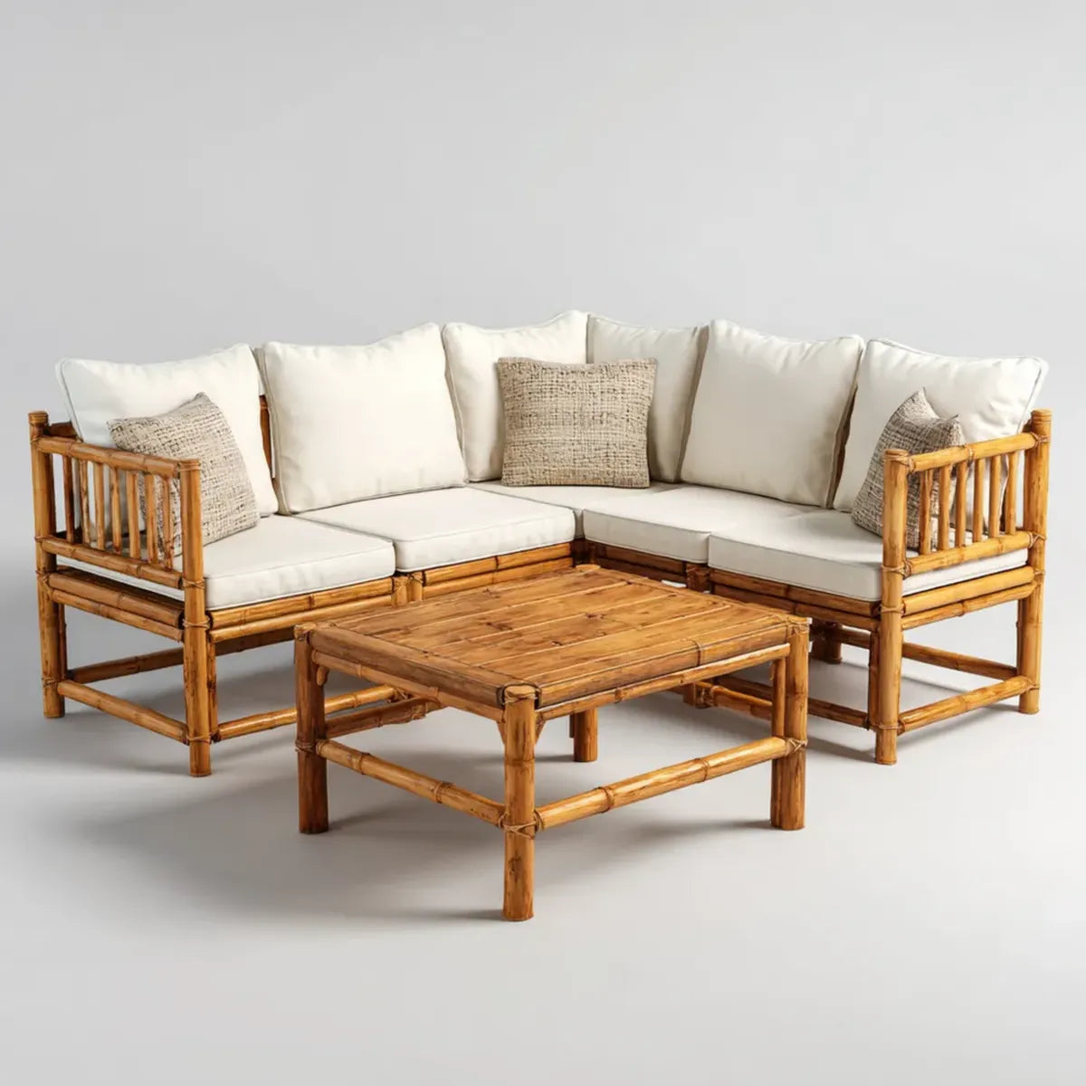 Salon de jardin d'angle 5 places en bambou naturel avec coussins écru et table basse rectangulaire 100 x 60 cm
